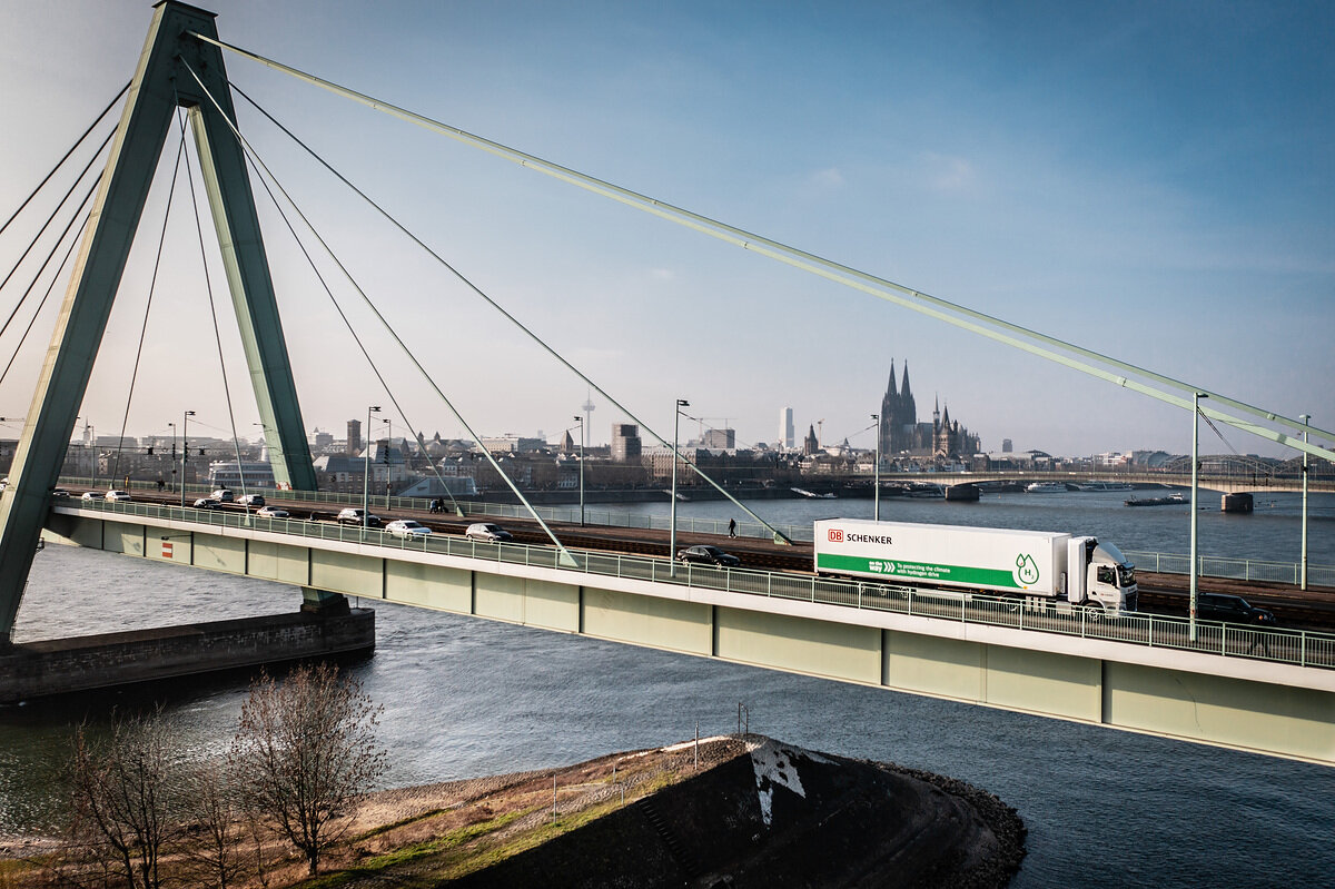 DB Schenker ist deutschlandweit der erste Logistikdienstleister, der in der Klasse der 40-Tonner mit einem Brennstoffzellen-Fahrzeug unterwegs ist. | © DB AG/ Michael Neuhaus