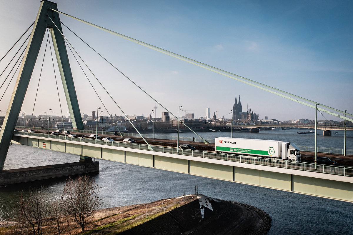 DB Schenker ist deutschlandweit der erste Logistikdienstleister, der in der Klasse der 40-Tonner mit einem Brennstoffzellen-Fahrzeug unterwegs ist.