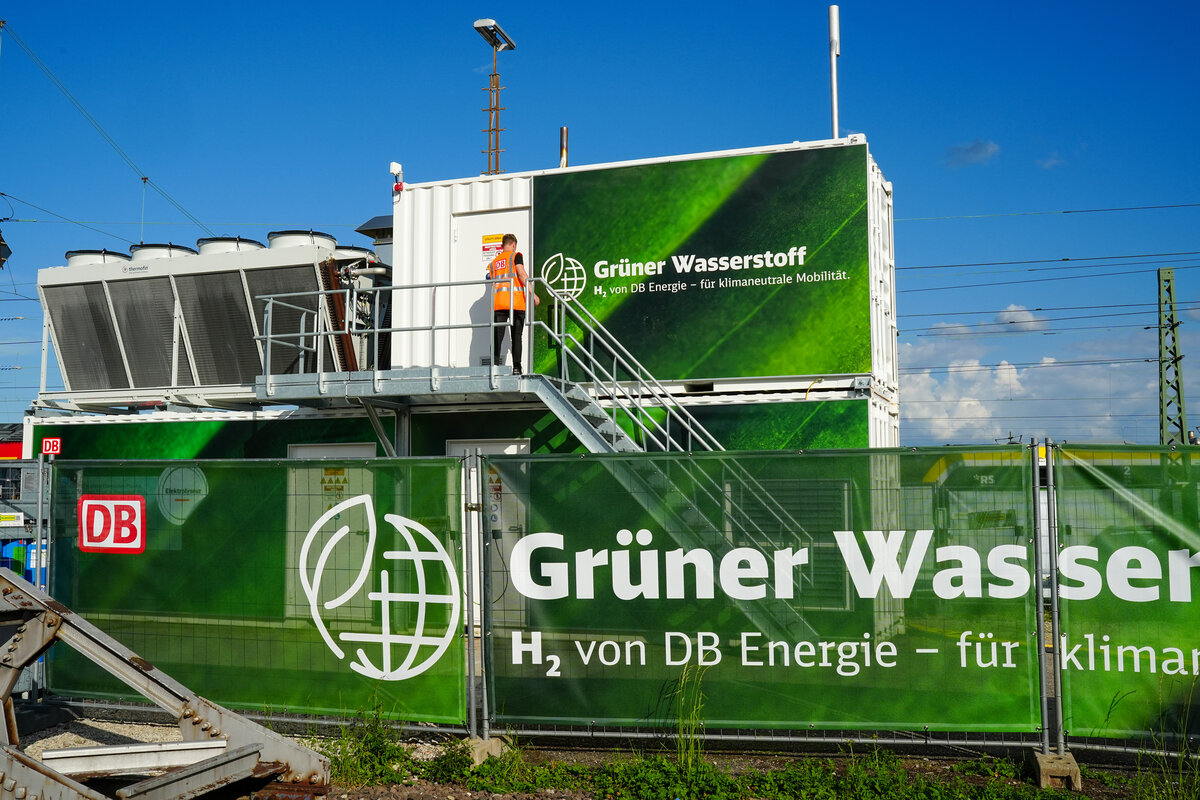 Am Innovationshub in Tübingen testet die DB neue Technologien für grüne Bahnstromversorgung.