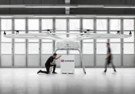 Die Drohne von Volocopter und DB Schenker in einer Lagerhalle. 