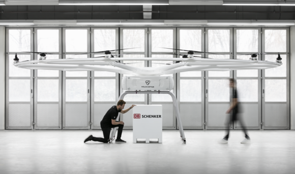 Die Drohne von Volocopter und DB Schenker in einer Lagerhalle. 