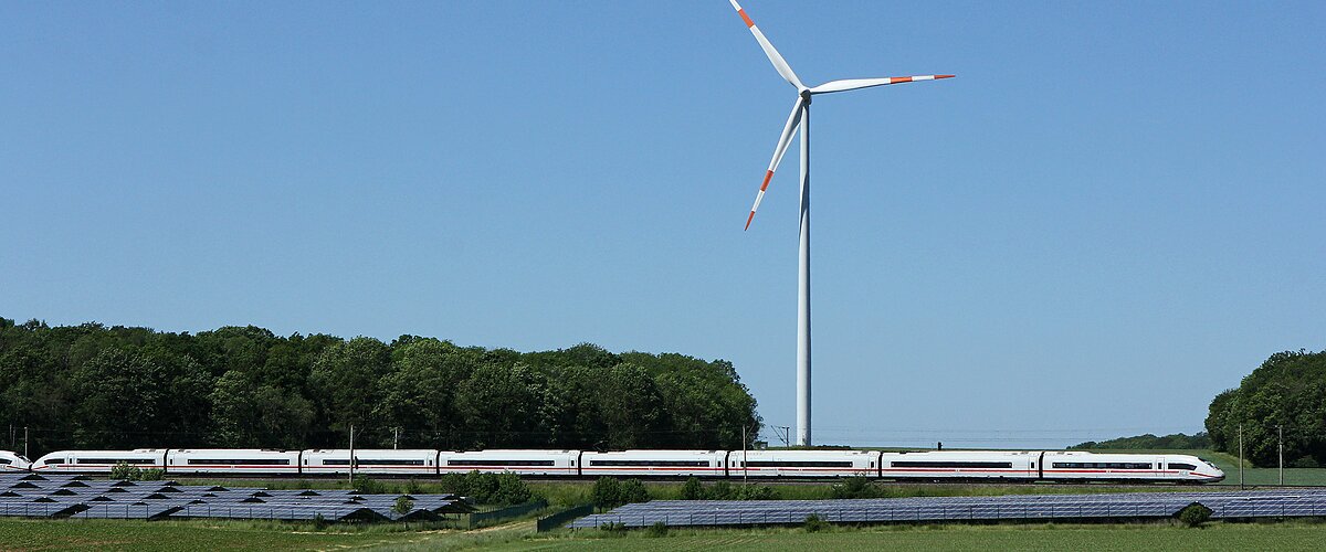 ICE passiert Solarpark und Windrad | © Deutsche Bahn AG / Claus Weber