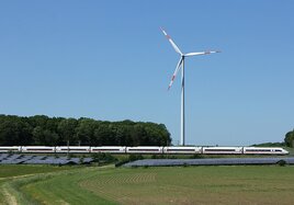 ICE passiert Solarpark und Windrad