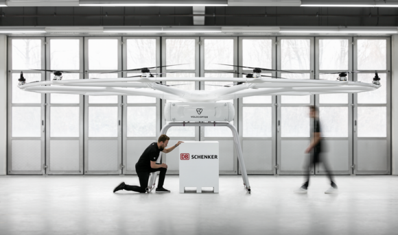 Die Drohne von Volocopter und DB Schenker in einer Lagerhalle. 