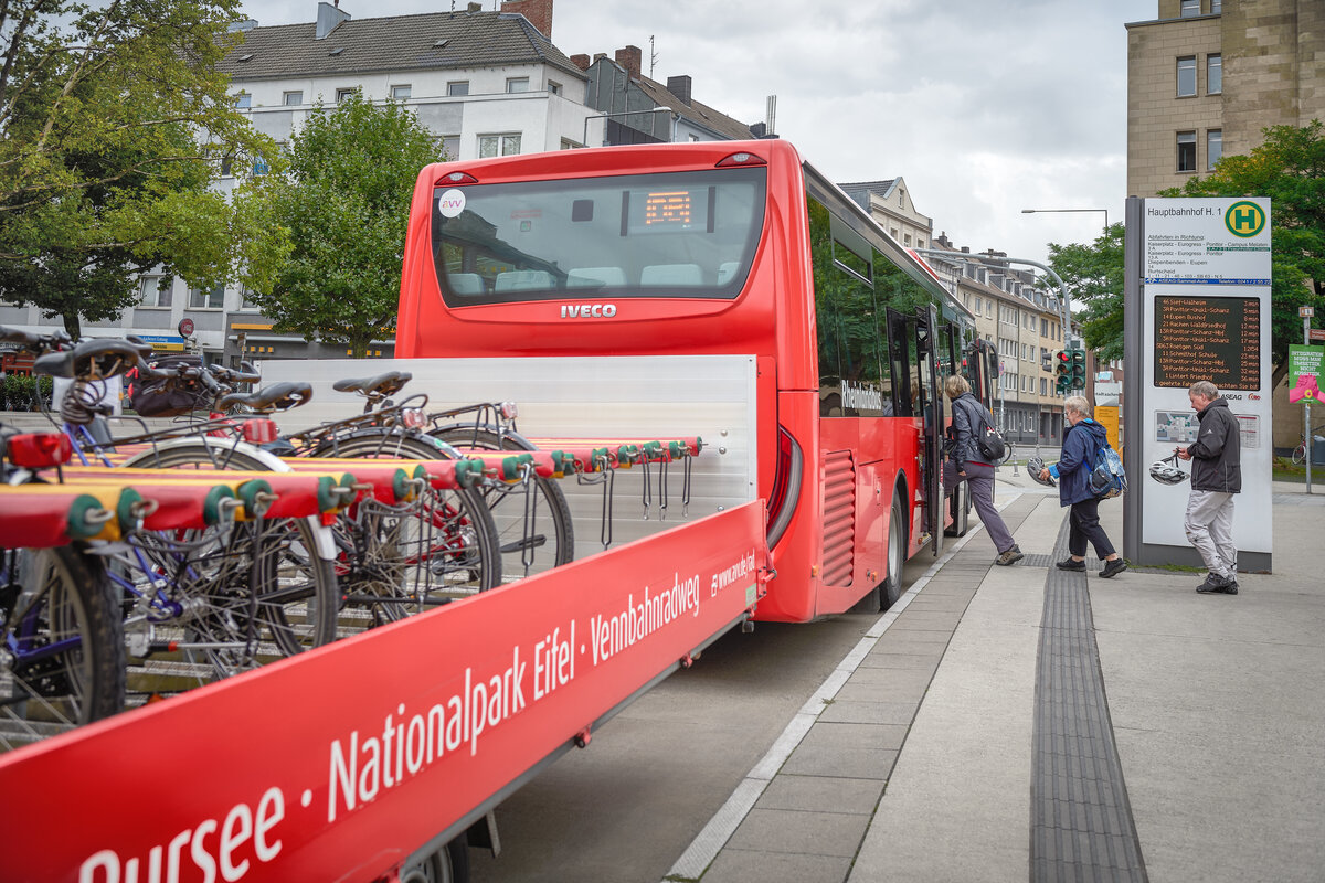 Ein DB Regio Bus ist mit einem Anhänger für Fahrräder unterwegs. | © DB AG / Faruk Hosseini