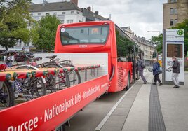 Ein DB Regio Bus ist mit einem Anhänger für Fahrräder unterwegs.