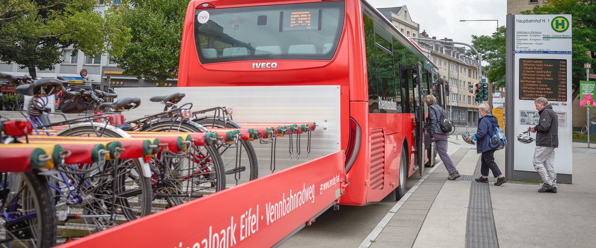 Ein DB Regio Bus ist mit einem Anhänger für Fahrräder unterwegs. | © DB AG / Faruk Hosseini