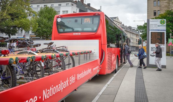 Ein DB Regio Bus ist mit einem Anhänger für Fahrräder unterwegs.