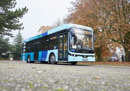 Ein Elektrobus auf einem Platz. 