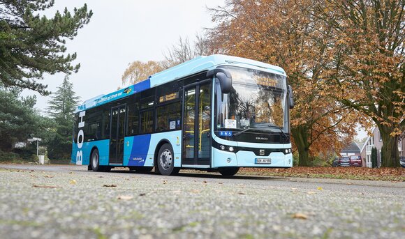 Ein Elektrobus auf einem Platz. 