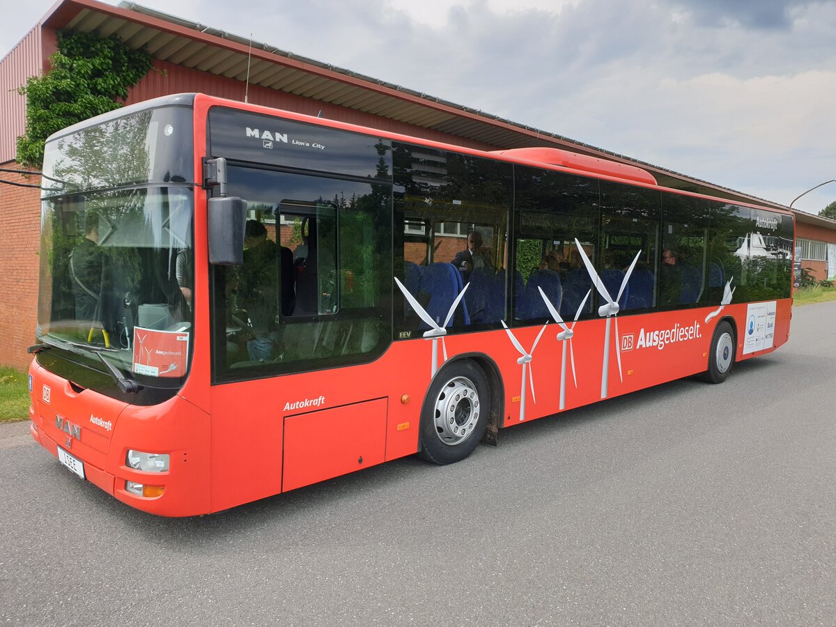 Der auf Elektroantrieb umgerüstete Bus wird mit Ökostrom aufgeladen und hat eine Reichweite von bis 250 Kilometern. | © DB AG/ Angelika Theidig