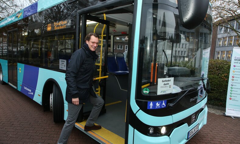 Fahrgast steigt im Stadtbus Bocholt ein.