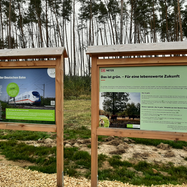 2 Infotafeln im Naturlehrpfad Wisentwald | © Tanja Radloff