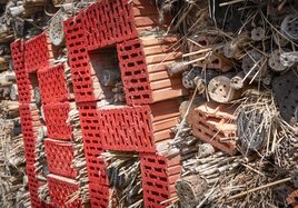 Im Insektenhotel gibt es viele Möglichkeiten für die Tiere, sich zu verkriechen.