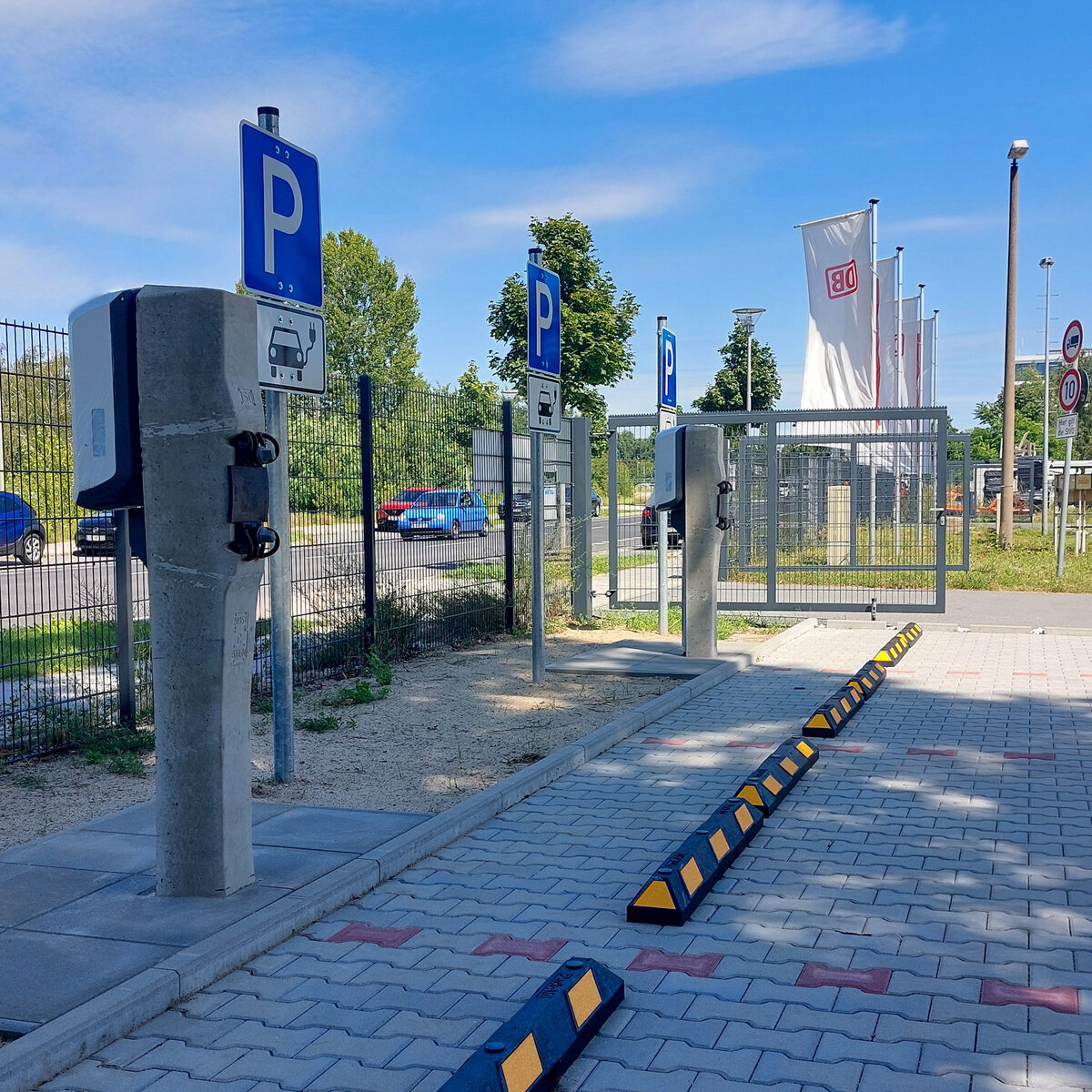 Die Ladesäule aus ausgedienten Betonschwellen an einem Standort der DB Bahnbau Gruppe in Berlin. | © DB Bahnbau Gruppe / Stefan Langner