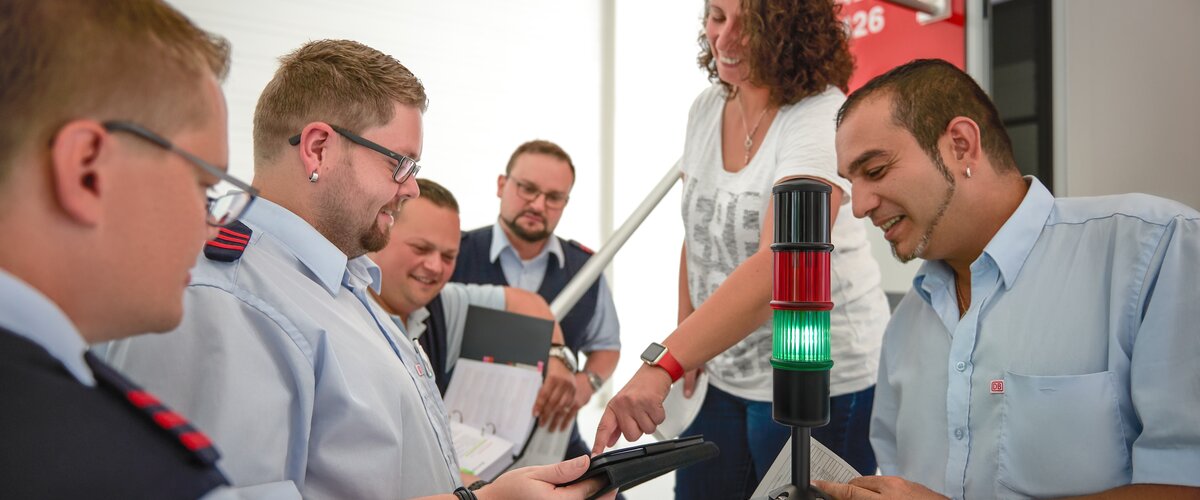 Mitarbeiter und Mitarbeiterinnen bei einer Schulung für energiesparendes Fahren. | © DB AG / Faruk Hosseini