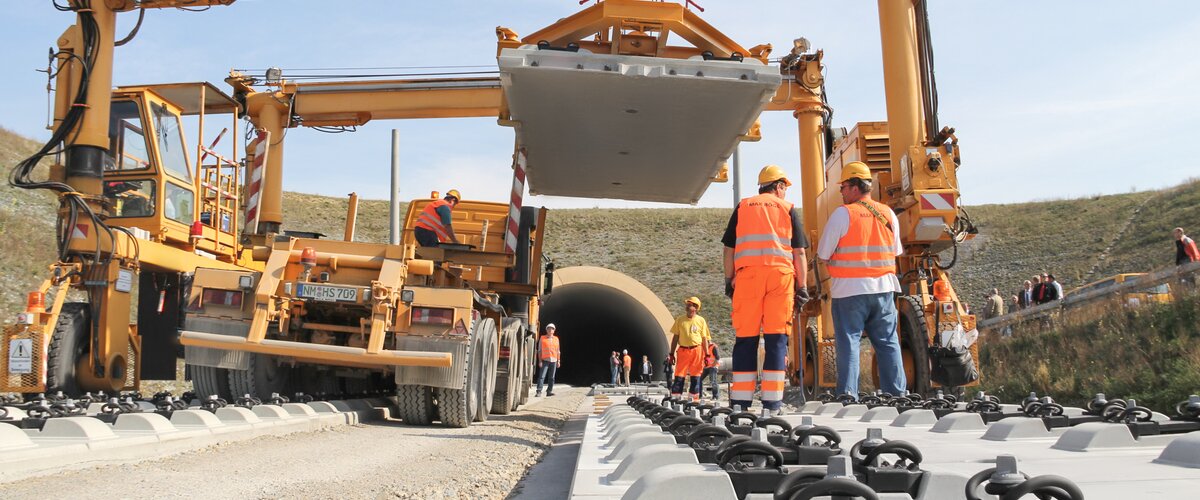 Blick auf umweltfreundliche Schienenbauarbeiten vor einem Tunnel. | © DB AG / Frank Kniestedt