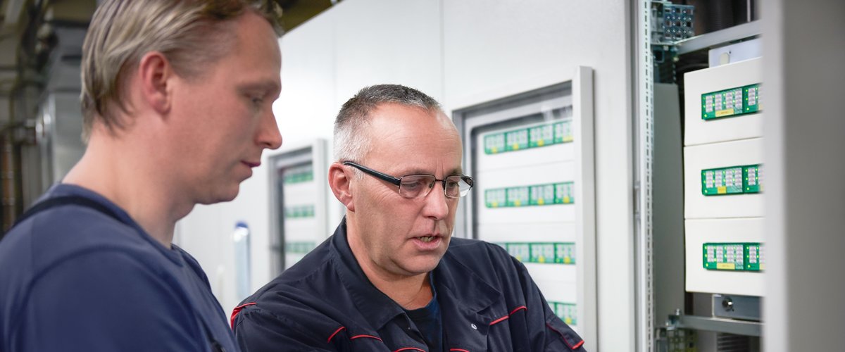 Mitarbeiter nutzen das intelligente Energiemanagementsystem der Deutschen Bahn. | © DB AG / Faruk Hosseini