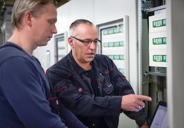 Mitarbeiter nutzen das intelligente Energiemanagementsystem der Deutschen Bahn.