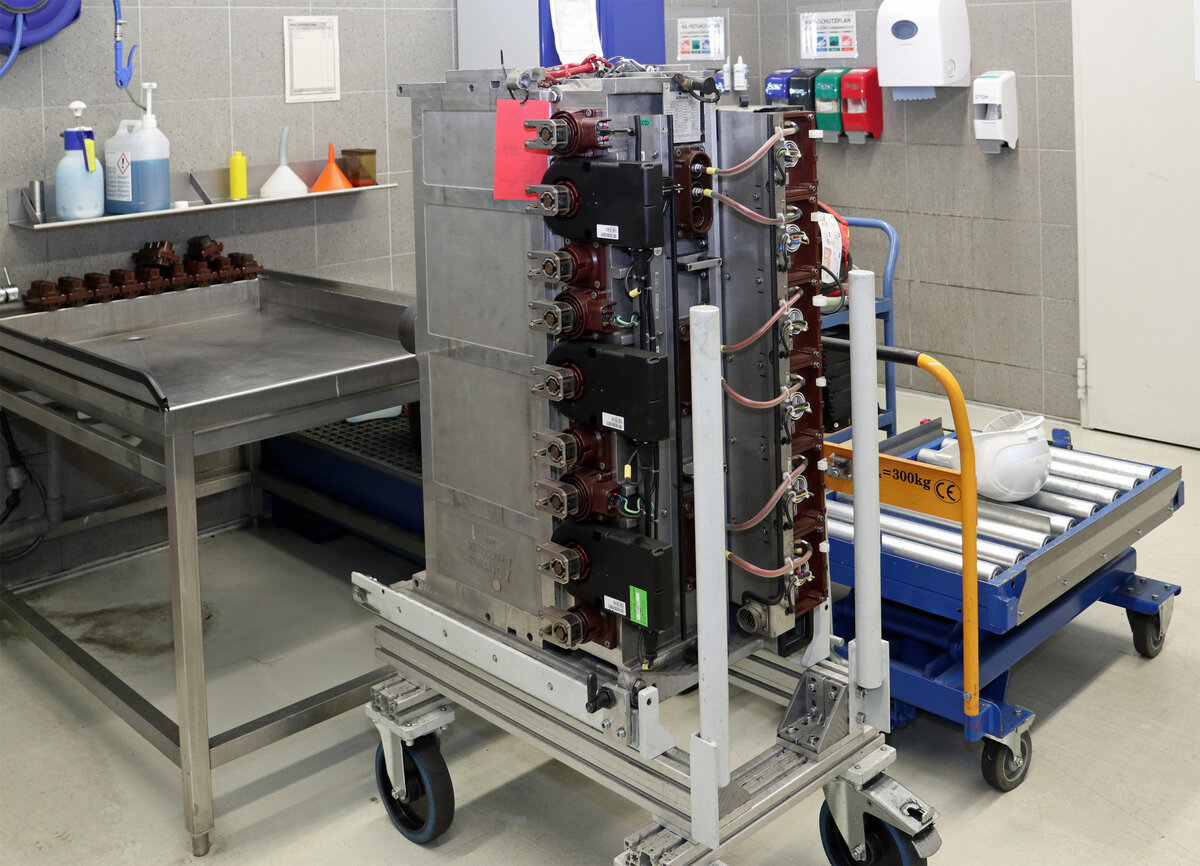 Ein Stromrichtermodul einer E-Lok enthält etwa 100 Liter Synthetiköl, das der Aufarbeitung und Wiederverwendung zugeführt wird | © DB AG/Bönisch