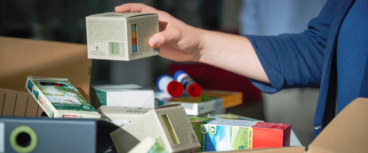 Büromaterialen aus umweltfreundlichem Material finden sich auf dem Schreibtisch einer DB-Mitarbeiterin. | © DB AG / Faruk Hosseini