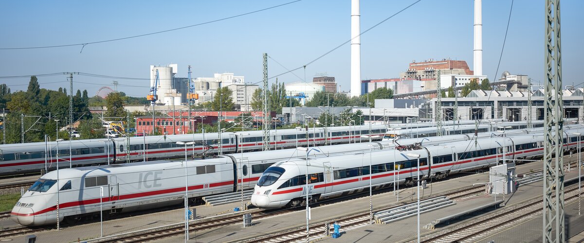 Mehrere ICEs werden während ihrer Nichtnutzung auf Abstellgleisen geparkt. | © DB AG / Faruk Hosseini