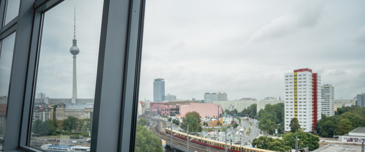 Blick durch die Schallschutzfenster auf die Skyline von Berlin mit dem Fernsehturm. | © DB AG / Faruk Hosseini