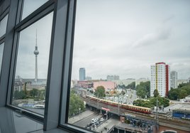 Blick durch die Schallschutzfenster auf die Skyline von Berlin mit dem Fernsehturm.