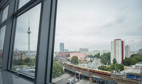 Blick durch die Schallschutzfenster auf die Skyline von Berlin mit dem Fernsehturm.
