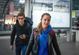 Zwei Reisende am Bahnhof. 