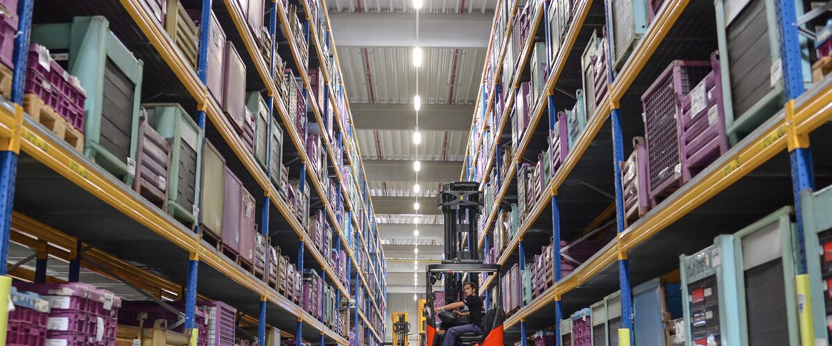 Ein Gabelstapler fährt durch die Regalreihen des energieeffizientes Eco Warehouses. | © DB AG / Oliver Lang