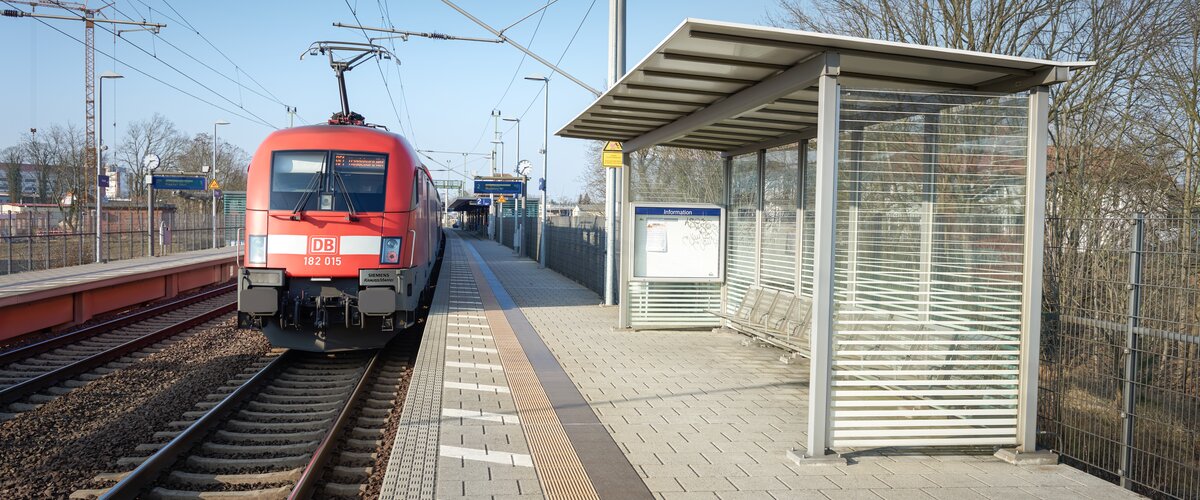 Ein Zug hält an einer Bahnstation.  | © DB AG / Faruk Hosseini