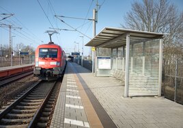 Ein Zug hält an einer Bahnstation. 