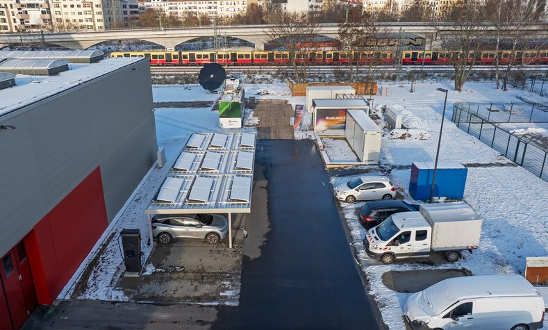 Das Gelände des RealLabor Energie am Markgrafendamm in Berlin von oben.