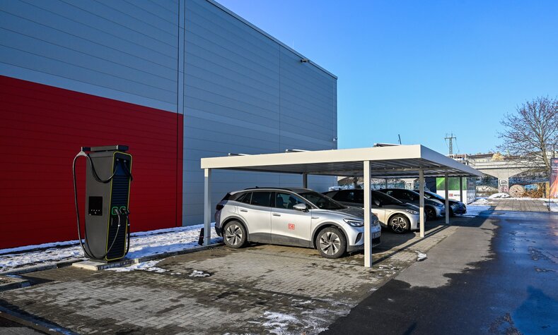 Neben dem Photovoltaik-Carport befindet sich eine Ladeinfrastruktur für E-Autos.