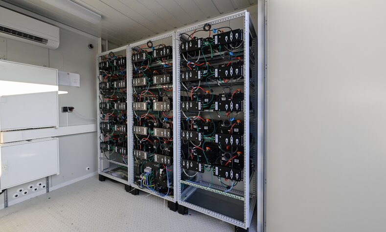 The Second Life battery storage system from encore | DB consists of old electric car batteries and serves as storage for the energy generated in the RealLabor Energie.