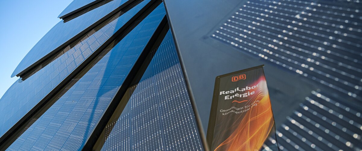 In den Rotorenblättern des Solarmovers spiegelt sich der Banner des RealLabor Energie | © DB AG / Max Lautenschläger