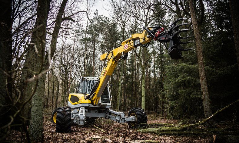 The 12-ton walking excavator, also known as a spider excavator, makes good progress even on rough terrain thanks to its heavy wheels.