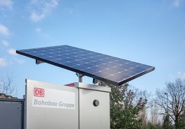 Ein Solarmodul auf einer Anlage der Deutschen Bahn. 