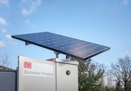 Ein Solarmodul auf einer Anlage der Deutschen Bahn. 