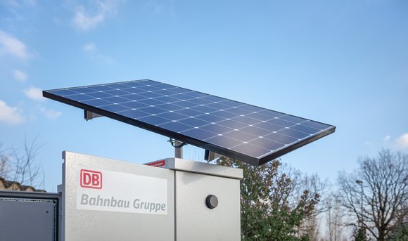 Ein Solarmodul auf einer Anlage der Deutschen Bahn. 