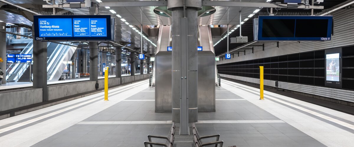 Ein Zuganzeiger am Bahnhof im Energiesparmodus | © DB AG / Jörgen Camrath