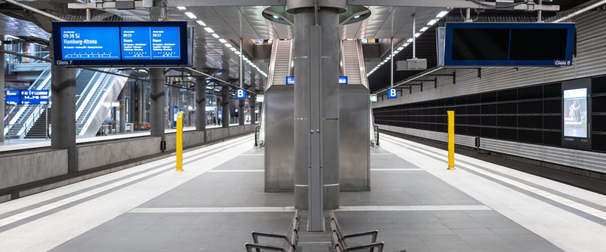 Ein Zuganzeiger am Bahnhof im Energiesparmodus | © DB AG / Jörgen Camrath