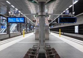 Ein Zuganzeiger am Bahnhof im Energiesparmodus