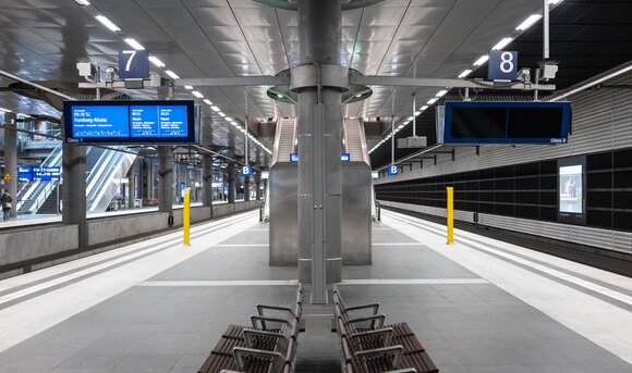 Ein Zuganzeiger am Bahnhof im Energiesparmodus