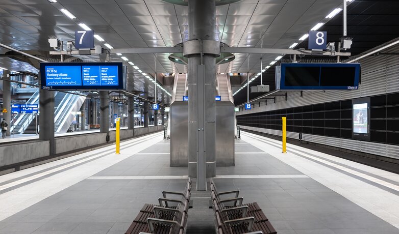 Ein Zuganzeiger am Bahnhof im Energiesparmodus | © DB AG / Jörgen Camrath
