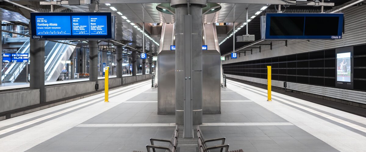 Ein Zuganzeiger am Bahnhof im Energiesparmodus | © DB AG / Jörgen Camrath