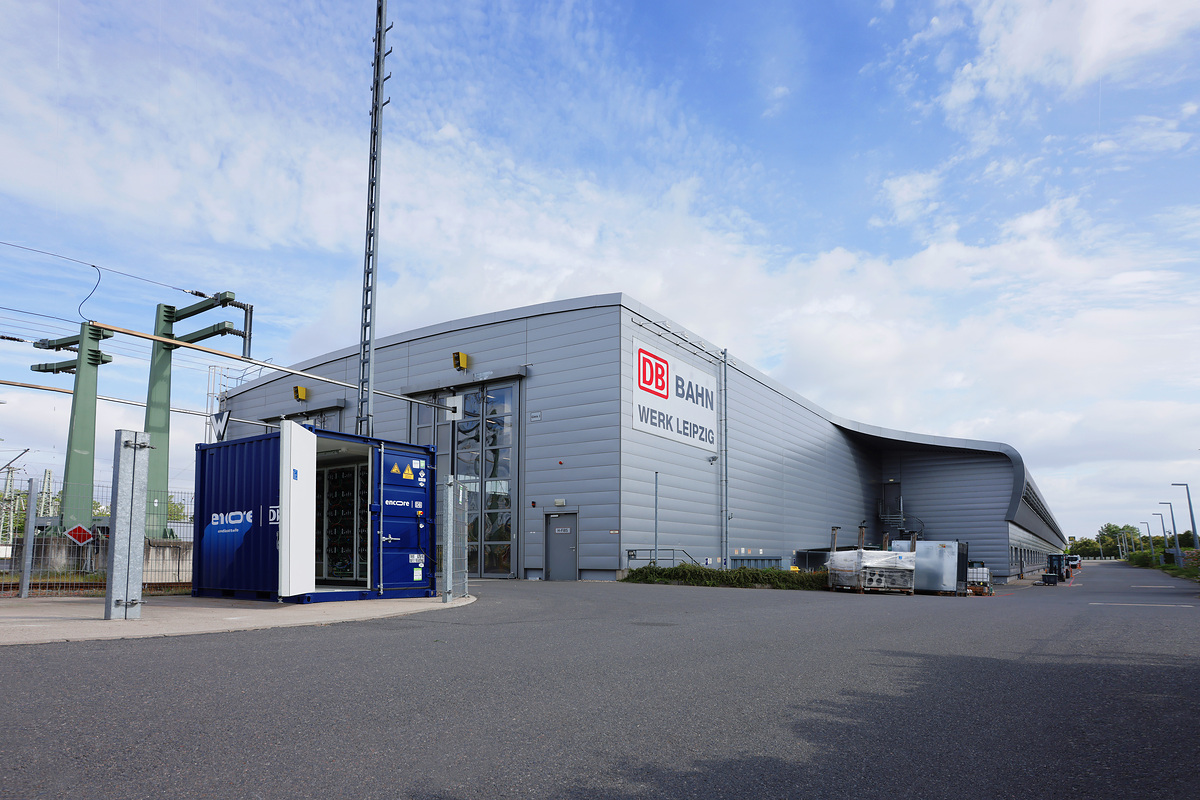 Die DB hat das ICE-Werk Leipzig als erstes ihrer Fernverkehrswerke mit einem sogenannten Second Life Batteriespeicher in Kombination mit einer Photovoltaikanlage (PV-Anlage) ausgestattet. | © Deutsche Bahn AG / Robert Zimmermann