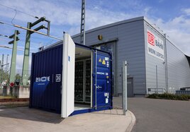 Second-Life Batteriespeicher von encore vor dem ICE-Werk in Leipzig.