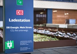 Eine Ladestation bietet Ökostrom für Elektroautos.